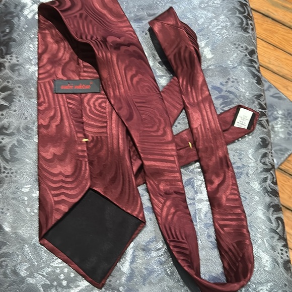 🔥 Andre Valetino 💯 % silk Necktie Red78054 RN # 45590 serial # 6562713399
